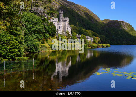 Kylemore Abbey am Ufer des Lough Pollacappul in Connemara, County Galway, Republik von Irland Stockfoto