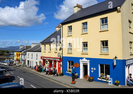 Bars und Geschäfte entlang der Hauptstraße in Connemara in Connemara, County Galway, Republik von Irland Stockfoto