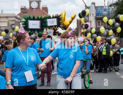 Kinder, die einräder in der Parade auf der High Street im Stockton Internationale Riverside Festival, England, Großbritannien Stockfoto