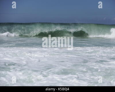 Big Wave Absturz vor blauem Himmel Stockfoto