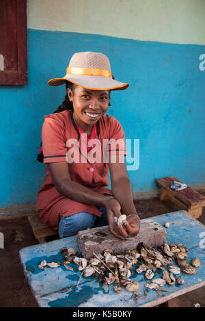 Frau in der Soalandy Wildseide Workshop, Ambalavao, Madagaskar Stockfoto