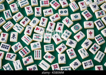 Mahjong auf grünem Samt Leinwand ausbreiten Stockfoto