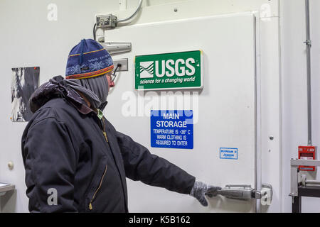 Denver, Colorado - Geoff Hargreaves, Kuratorin am National Ice Core Labor, in dem Lagerraum, wo Eiskerne bei -36 Grad C gehalten werden (- Stockfoto