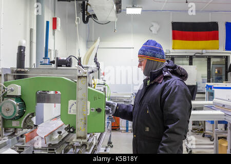 Denver, Colorado - Geoff Hargreaves, Kuratorin am National Ice Core Labor, schneidet ein Eisbohrkern aus Grönland. Die lab Speichert 19.000 Metern Eis Stockfoto