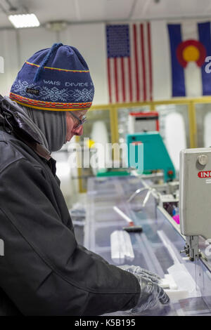 Denver, Colorado - Geoff Hargreaves, Kuratorin am National Ice Core Labor, schneidet ein Eisbohrkern aus Grönland. Die lab Speichert 19.000 Metern Eis Stockfoto