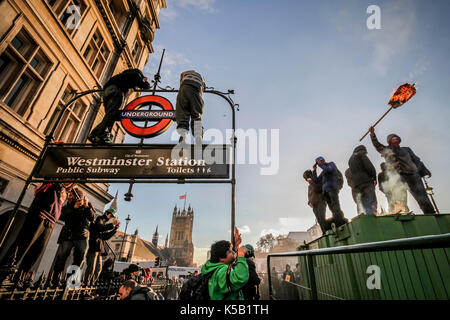 Masse studentische Proteste und Unruhen in London gegen die Erhöhung der Studiengebühren. Stockfoto