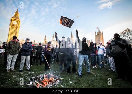 Brennende Plakate. Masse studentische Proteste und Unruhen in London gegen die Erhöhung der Studiengebühren. Stockfoto