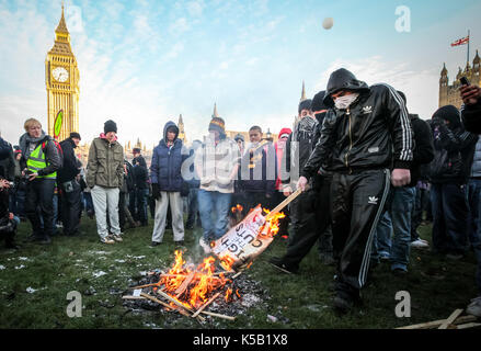 Brennende Plakate. Masse studentische Proteste und Unruhen in London gegen die Erhöhung der Studiengebühren. Stockfoto