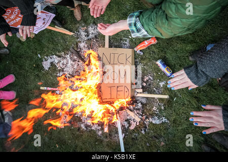 Brennende Plakate. Masse studentische Proteste und Unruhen in London gegen die Erhöhung der Studiengebühren. Stockfoto