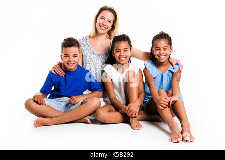 Afro/Kind und Junge posiert auf weißem Hintergrund Studio mit weißen Mutter Stockfoto