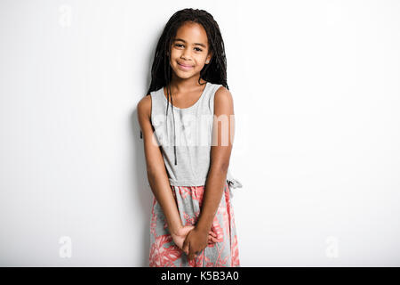 Adorable african kleines Mädchen in Studio grauer Hintergrund Stockfoto