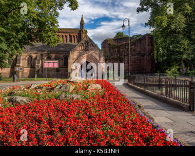 Stadt Chester, England. Malerische Frühling Blick auf ein Blumenbeet mit St John Stockfoto