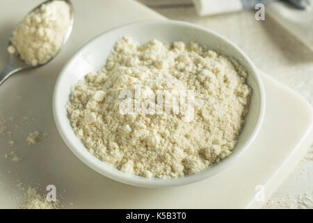 Organische Weiße Vanille Protein Pulver in eine Schüssel geben. Stockfoto