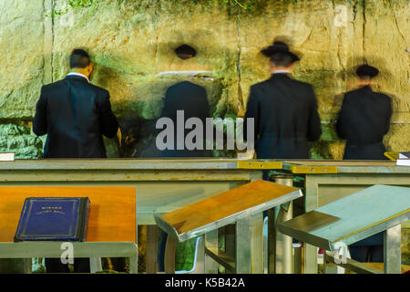 JERUSALEM, ISRAEL - September 06, 2017: Nachtaufnahme der westlichen Mauer mit dem Buch der Psalmen, Tehilim, und Jüdische Gebete, in Jerusalem, Israel. Th Stockfoto