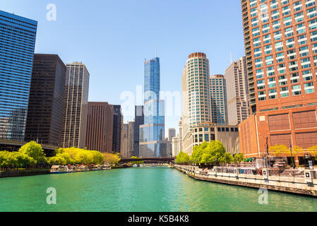 Wolkenkratzer in der Innenstadt von Chicago als von den Chicago Fluss gesehen Stockfoto