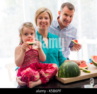 Familie in der Küche und die Wassermelone Stockfoto