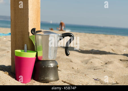 Kaffee am Strand Stockfoto