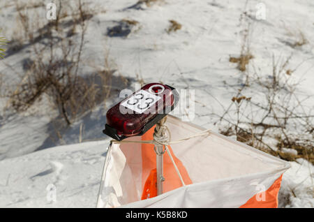 Ol-Kontrolle in einem Schneefeld Stockfoto