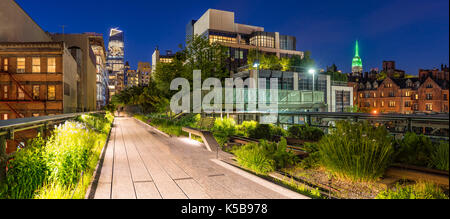 Panoramablick auf die High Line Promenade in der Dämmerung mit City lights und beleuchtete Hochhäuser. Chelsea, Manhattan, New York City Stockfoto