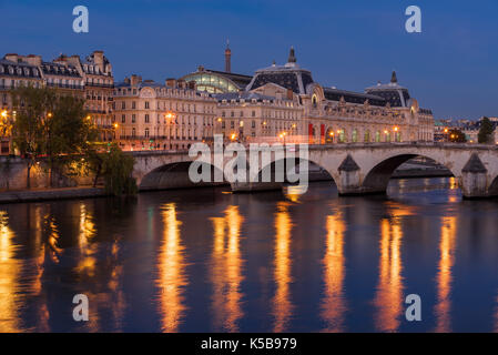 Seine Ufer, Pont Royal Brücke und das Orsay Museum bei Tagesanbruch. Paris, 7. Arrondissement, Frankreich Stockfoto