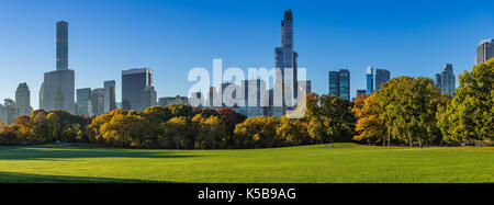 Herbst im Central Park, Schafe Wiese im Morgenlicht (Panoramablick). Manhattan, New York City Stockfoto