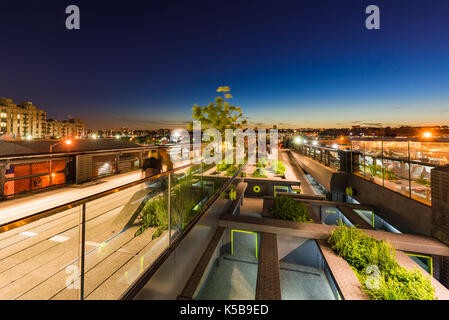 Die High Line Promenade in der Abenddämmerung. Chelsea, Manhattan, New York City Stockfoto