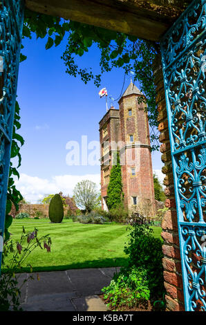 Ein Blick durch die elisabethanischen Türme in den Sissinghurst Castle Gardens in Kent, England Stockfoto