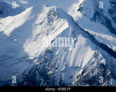 Luftaufnahme von schneebedeckten Bergen, ALASKA Stockfoto