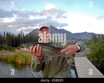 Fischer HOLDING REGENBOGENFORELLE, ALASKA Stockfoto