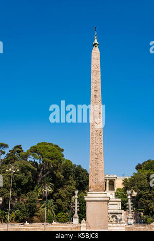 Obelisk auf der Piazza del Popolo, Rom. Ein ägyptischer Obelisk steht in der Mitte der Piazza. Drei Seiten des Obelisken wurden während der Regierungszeit von geschnitzten Stockfoto