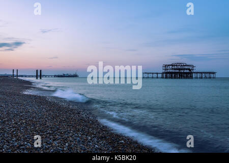 Palace Pier und West Pier bei Sonnenaufgang auf einem Sommer morgen in Brighton, England Stockfoto