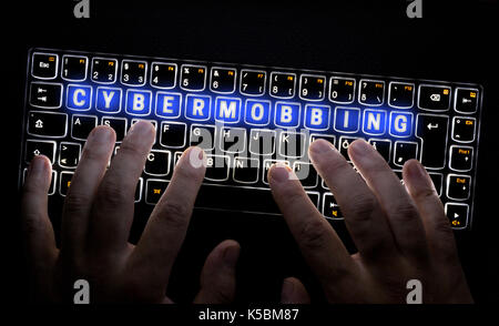 Cybermobbing Tastatur ist durch Hacker betrieben. Stockfoto