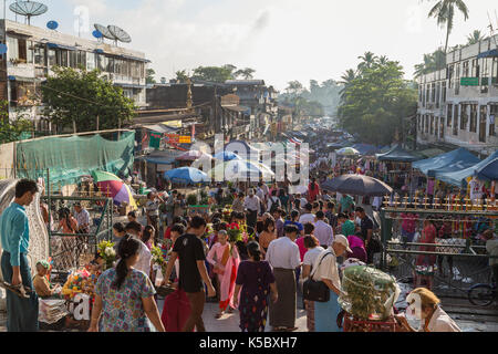 Eine Menge Leute auf einem Markt auf der Gyar Tawya Straße in Yangon, Myanmar. Stockfoto