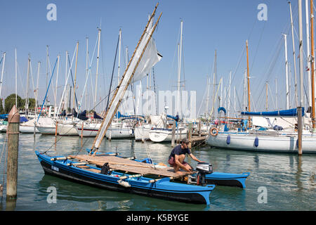 Selbst gemacht Katamaran. Marina in Venedig, Yachten, Segelboote. Romantische Landschaft. Sommer Urlaub in Italien. Stockfoto
