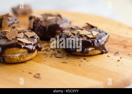 Zimt und Marshmallow sandwich Cookies durch Schokolade aufgefüllt Stockfoto