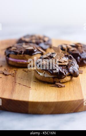 Zimt und Marshmallow sandwich Cookies durch Schokolade aufgefüllt Stockfoto