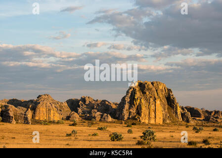 Sandsteinformationen, von Grünland, Isalo Nationalpark, Madagaskar Stockfoto