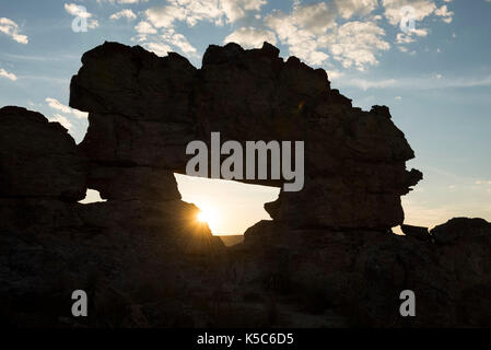 La Fenêtre de l'Isalo oder Isalo windo, bei Sonnenuntergang, Isalo Nationalpark, Madagaskar Stockfoto