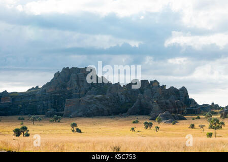 Sandsteinformationen, von Grünland, Isalo Nationalpark, Madagaskar Stockfoto