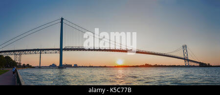 Panoramablick von Botschafter Brücke, Windsor, Ontario nach Detroit, Michigan bei Sonnenuntergang Stockfoto