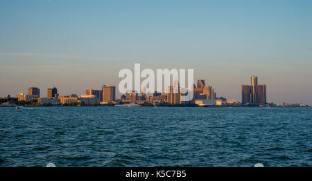 Blick auf die Innenstadt von Detroit Skyline bei Sonnenuntergang von Windsor, Ontario gesehen Stockfoto