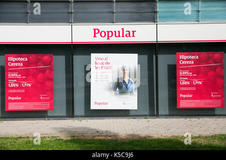 Ein logo Zeichen außerhalb eines Banco Popular Niederlassung in Barcelona, Spanien am 30. August 2017. Stockfoto