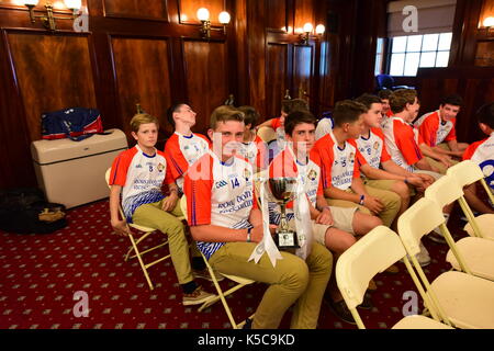 Manhattan, USA. 07 Sep, 2017. Die New York Feile Team der GAA, Rory Dolan's O'Neill, als Abteilung eine Feile Peile nOG oder Gaelic Football, Meister zurück. Für das erste Mal eine amerikanische Mannschaft gegen seine irischen Rivalen vorherrschenden. Der New York City Rat erteilt eine Proklamation Vollendung des Teams zu ehren. Credit: Andy Katz/Pacific Press/Alamy leben Nachrichten Stockfoto