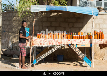 Roadside store Verkauf von lokal produzierten Zitrone und Mango Chutney, Toliara, Madagaskar Stockfoto