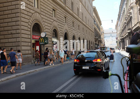 Eine Pferdekutsche Touristen über Sehenswürdigkeiten und Straßen in Rom, Italien Am 5. Juli 2016. Stockfoto