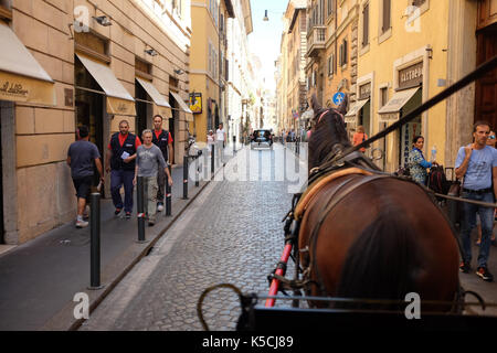 Eine Pferdekutsche Touristen über Sehenswürdigkeiten und Straßen in Rom, Italien Am 5. Juli 2016. Stockfoto