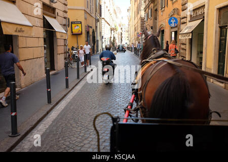 Eine Pferdekutsche Touristen über Sehenswürdigkeiten und Straßen in Rom, Italien Am 5. Juli 2016. Stockfoto