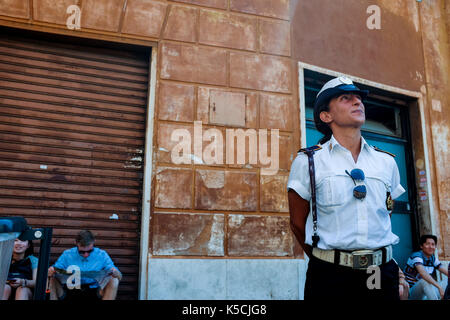 Eine Polizistin steht außerhalb eines Gebäudes in Rom, Italien Am 5. Juli 2016. Stockfoto