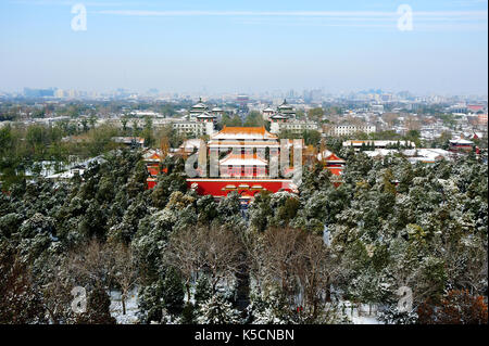 Auf der Jingshan Park mit Blick auf die Peking nach Schnee. Stockfoto