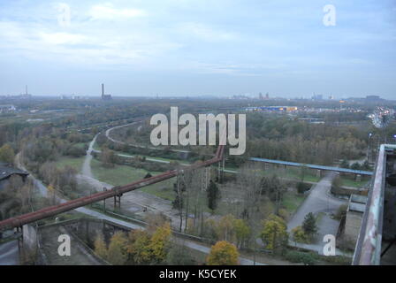 Blick von oben auf den Hochofen 2, Landschaftspark Duisburg Nord, Deutschland. Das Foto zeigt einige der große Rohre noch an Ort und Stelle Stockfoto